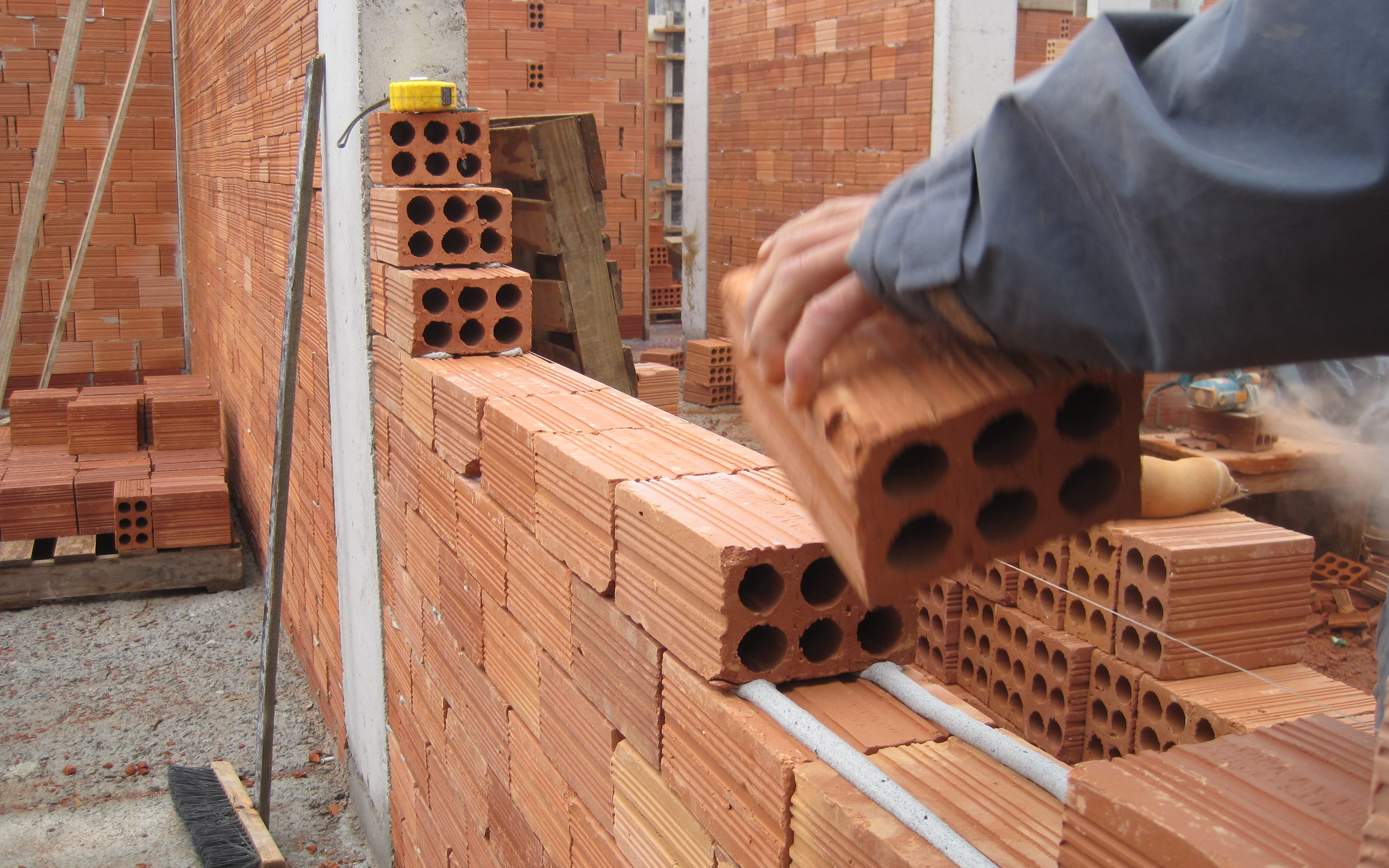 Running Java on AWS Infrastructure: How To Put the Bricks Together